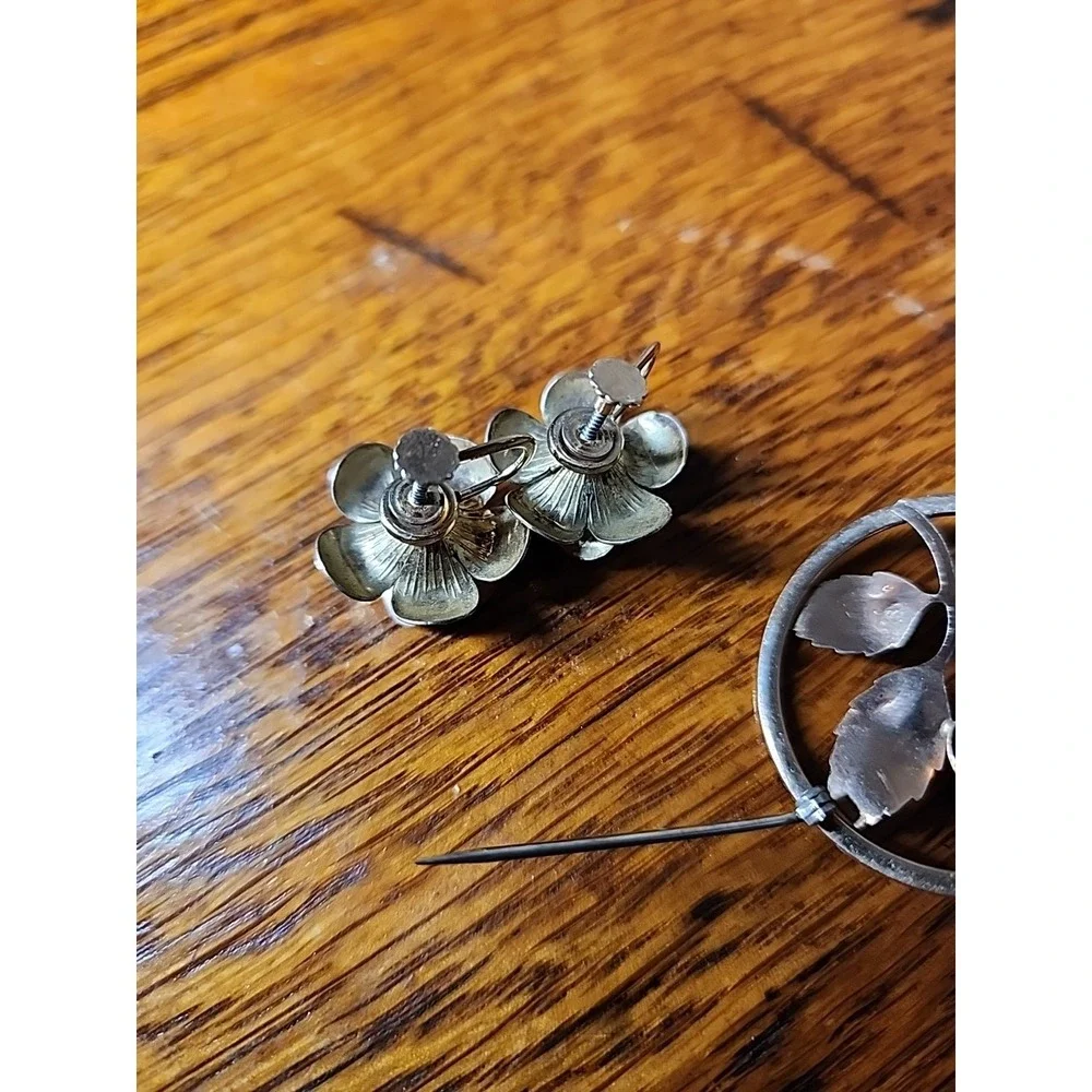 Vintage Krementz 14K Overlay Rose Circle Brooch With Matching Screwback Earrings